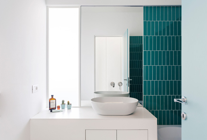 Các tông màu như xanh lá cây, xanh dương, hồng nhạt và trắng ngà sẽ giúp tạo ra không gian tươi sáng và thư giãn. Nếu bạn muốn thay đổi không gian của phòng tắm, hãy thử sử dụng những màu sắc này nhé!